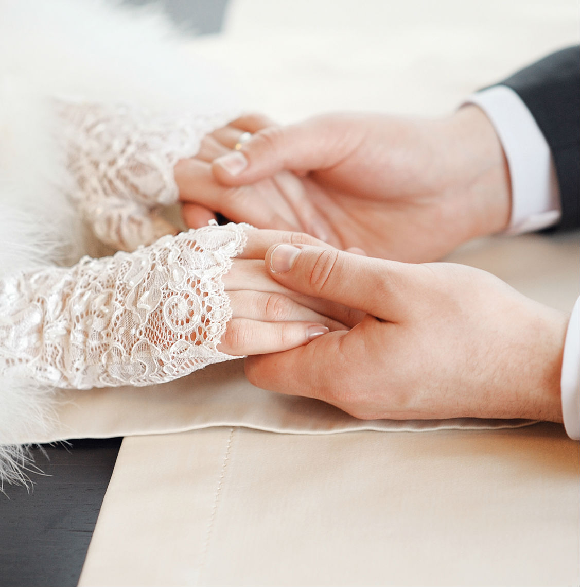 Жених держит невесту за руки