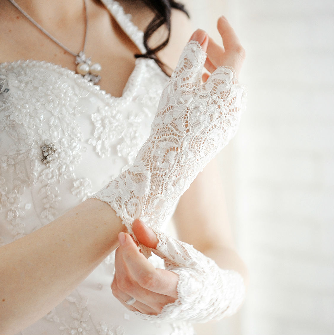 Невеста надевает перчатки